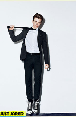 Chris Colfer, de <i>Glee</i>, faz parte da revista <i>Details</i> de dezembro
