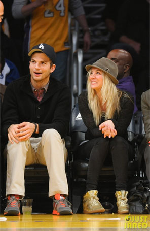 Ashton Kutcher e Kaley Cuoco são fotografados em jogo de basquete