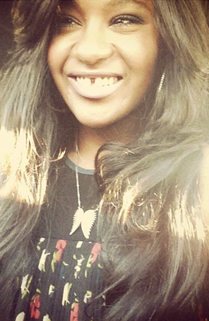 Filha de Whitney Houston sofre acidente de carro