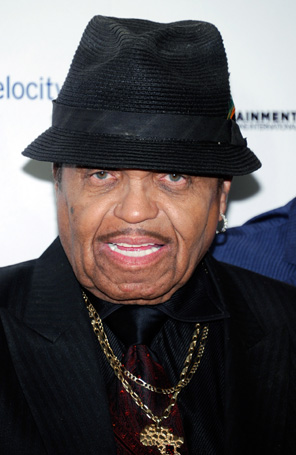 Pai de Michael Jackson sofre derrame, diz revista