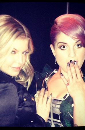 Kelly Osbourne posta foto em que Fergie apalpa o seu seio