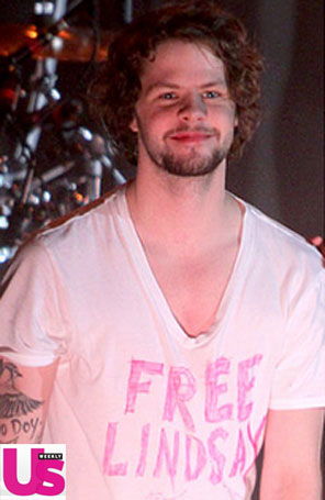 Membro do <i>The Wanted</i> usa camiseta que pede a libertação de Lindsay Lohan