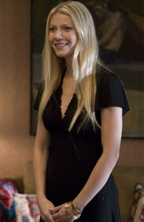 Gwyneth Paltrow é obrigada a comer um hambúrguer em uma montanha russa