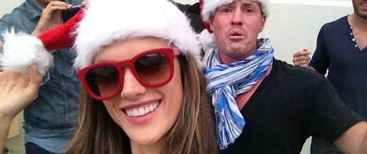 Alessandra Ambrósio usa gorro natalino