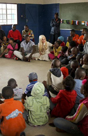 Lady Gaga visita crianças em escola na África do Sul