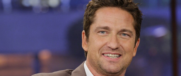 Gerard Butler confirma namoro com modelo