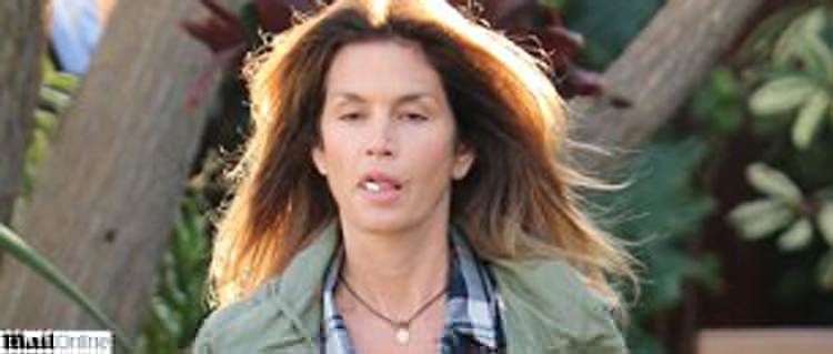 Cindy Crawford é clicada sem maquiagem. Veja!