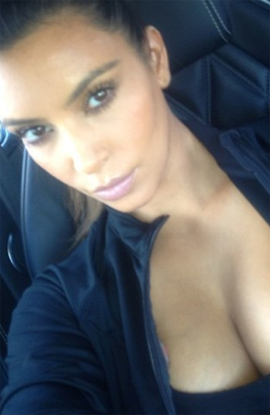 Kim Kardashian exibe decote generoso ao deixar academia