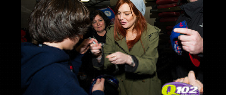 Lindsay Lohan vai a <i>show</i> de suposto <i>affair</i> e faz primeira aparição após prisão