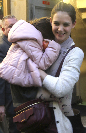 Katie Holmes carrega Suri Cruise no colo ao deixar teatro