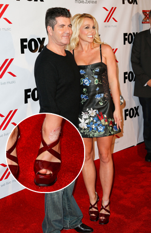 Britney Spears exibe machucado no pé em festa do <I>The X Factor USA</i>