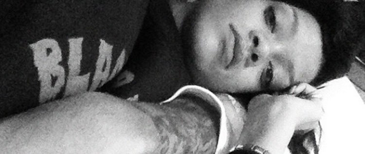 Rihanna posta suposta foto com Chris Brown
