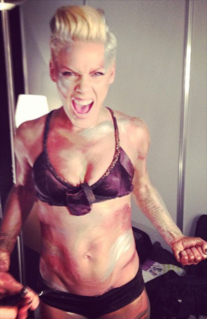 P!nk mostra bastidores de apresentação toda suja de tinta