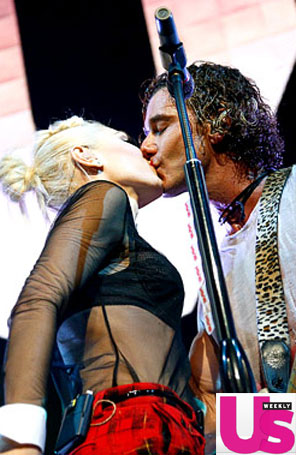 Gwen Stefani e o marido voltam ao palco onde se conheceram e se beijam