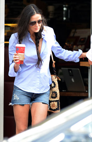 Demi Moore compra café com <i>shorts</i> curto e camisa desabotoada