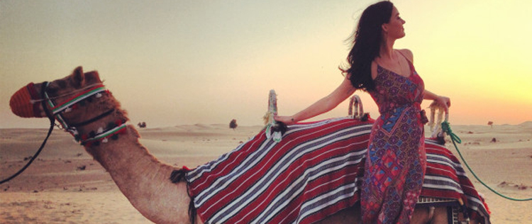 Katy Perry chega a Dubai e posa com camelo