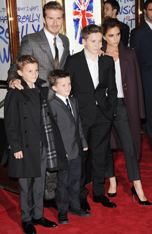 Victoria Beckham vai a <i>prèmiere</i> de <i>Viva Forever</i> com David e os filhos