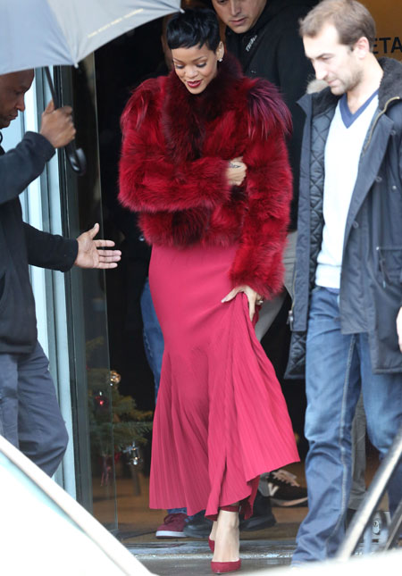 Rihanna usa <i>look</i> inteiro vermelho em Paris