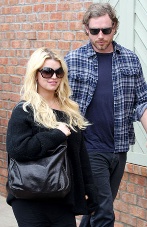 Jessica Simpson é fotografada tentando esconder a possível barriguinha de grávida