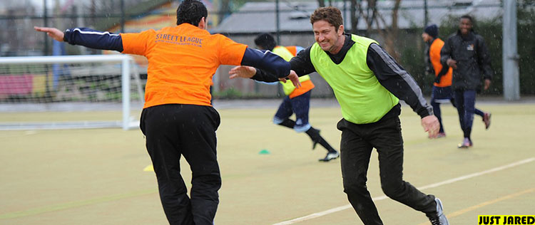 Gerard Butler treina futebol para caridade