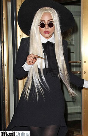 Lady Gaga se inspira em Yoko Ono para <i>look</i>