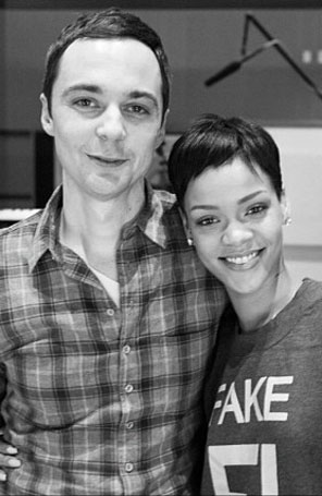 Rihanna tira foto ao lado de Jim Parsons, de <i>Big Bang Theory</i>