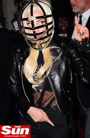 Lady Gaga usa máscara de jaula para passeio
