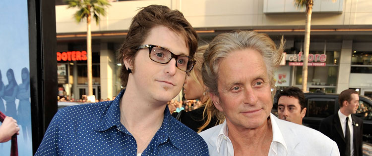 Filho de Michael Douglas é agredido na prisão, diz jornal