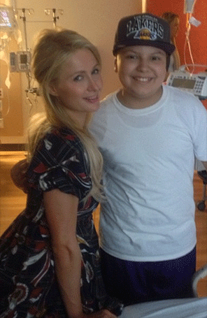 Paris Hilton visita crianças em hospital em Los Angeles