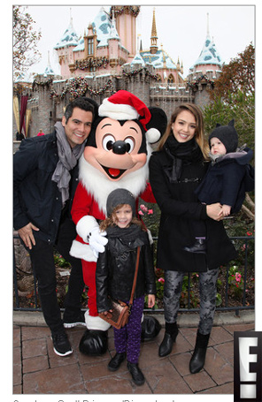 Jessica Alba visita Mickey Mouse na <i>Disney</i> com sua família   
