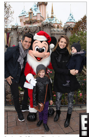 Jessica Alba visita Mickey Mouse na <i>Disney</i> com sua família