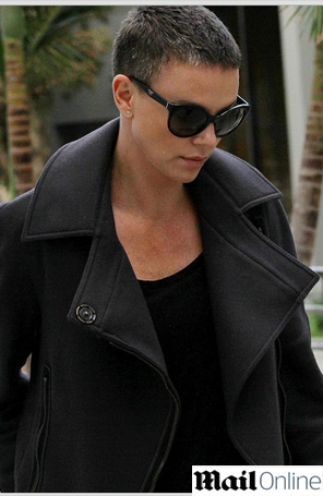 Charlize Theron exibe cabelo grisalho, confira!   