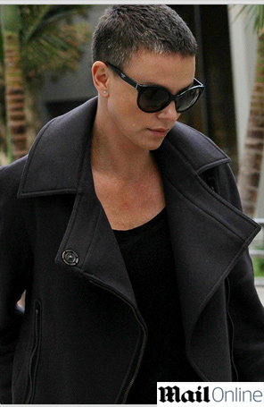 Charlize Theron exibe cabelo grisalho, confira!