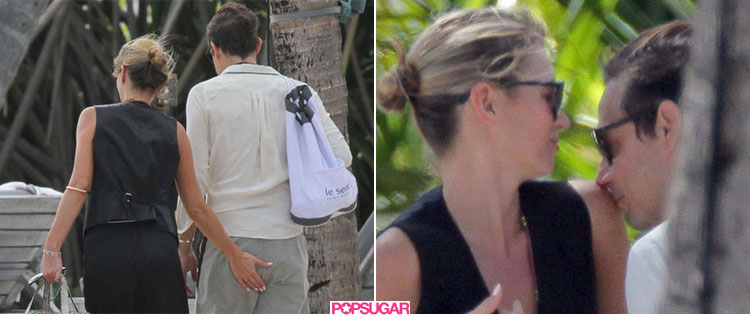 Kate Moss apalpa <i>derrière</i> do marido na praia, veja a foto!