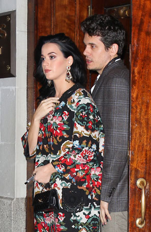 Katy Perry pega John Mayer mandando mensagens para outra mulher