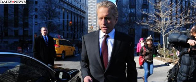 Michael Douglas comparece a audiência em prol de seu filho