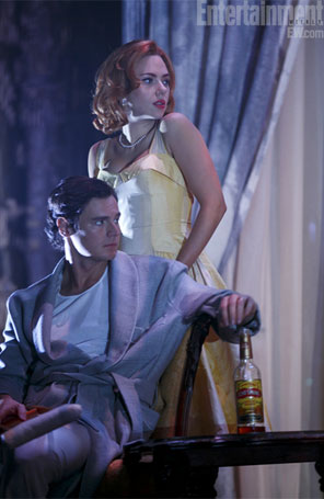 Scarlett Johansson se caracteriza para papel que foi de Elizabeth Taylor