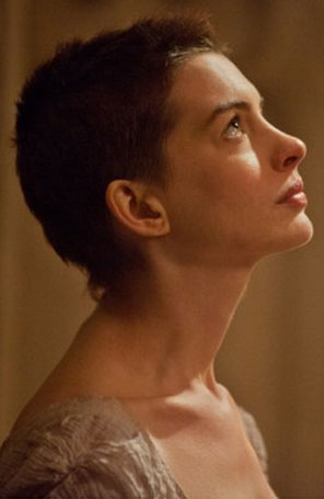 - <I>Eu chorei</i>, diz Anne Hathaway sobre o momento em que viu <I>Os Miseráveis</i>