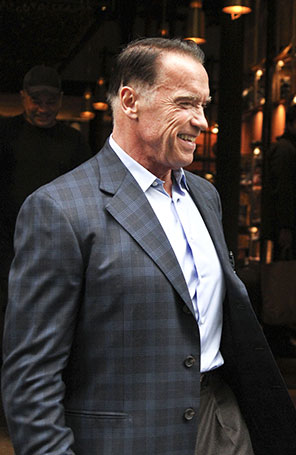 Arnold Schwarzenegger é fotografado com novo corte de cabelo