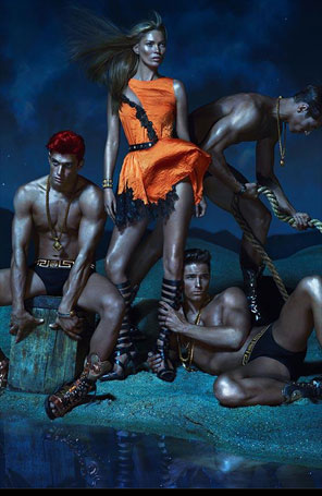 Como gladiadora, Kate Moss estrela campanha da <i>Versace</i>