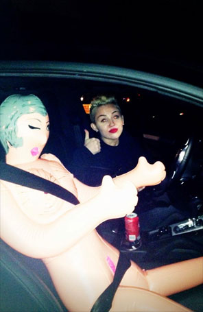 Miley Cyrus dá carona para boneca inflável. Entenda!
