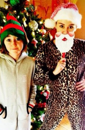 Miley Cyrus posta fotos de Natal, veja!