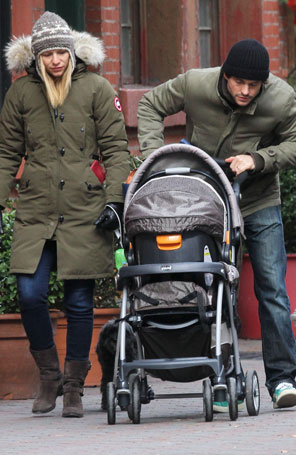 Claire Danes sai com o filho recém-nascido