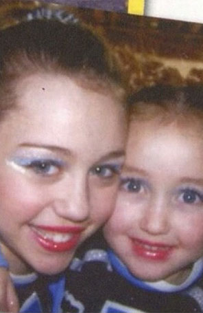 Mãe de Miley Cyrus posta foto de suas filhas ainda crianças