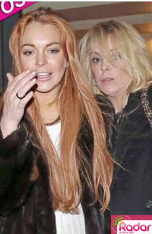 Lindsay Lohan comemora ano novo ao lado de sua mãe