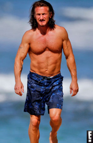 Sean Penn exibe sua boa forma enquanto aproveita praia
