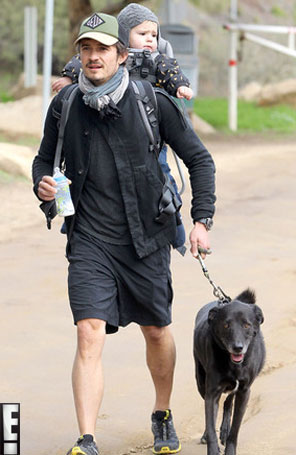 Orlando Bloom passeia com o filho, sem a esposa, Miranda Kerr