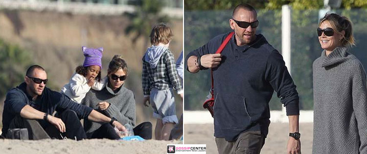 Heidi Klum passeia na praia com o namorado e os filhos