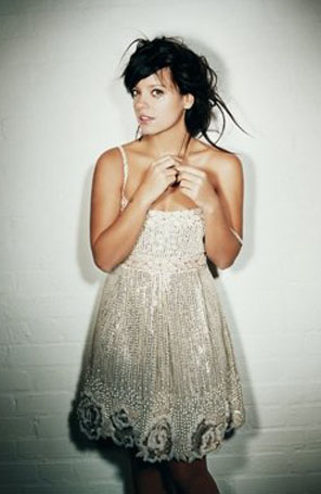 Lily Allen confunde as dores do trabalho de parto