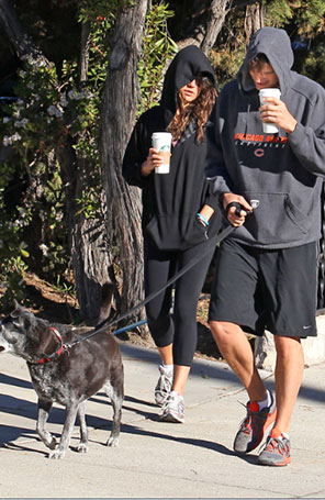 Após visitar o Brasil, Mila Kunis e Ashton Kutcher passeiam com cachorro